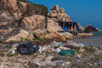 真正的海<strong>海洋</strong>生活气候危机自然土地污染脏美岩石海滩扔户外塑料<strong>垃圾</strong>浪费环境保护问题<strong>垃圾</strong>引起的男人。使