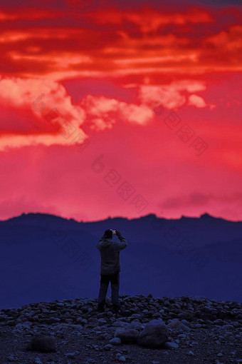 难以置信的紫色的日落山颜色自然日落全景背景山旅游需要图片景观智能手机