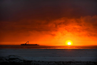 美丽的日落雾北极海驳船挖掘机