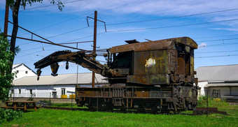 视图生锈的火车蒸汽起重机坐着跟踪生锈的