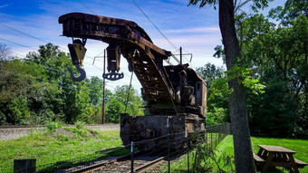 视图生锈的火车蒸汽起重机坐着跟踪生锈的