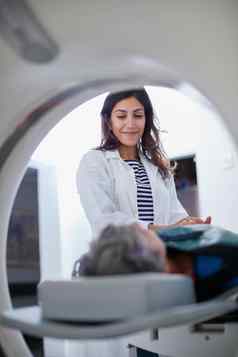 不会伤害位拍摄成熟的女人安慰医生核磁共振扫描