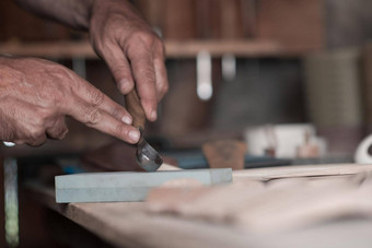 手雕刻勺子木工作凿关闭木车间过程使木勺子