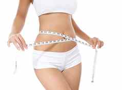 下降公斤裁剪图像年轻的女人测量腰