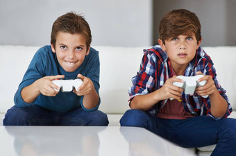 要击败拍摄年轻的男孩集中玩视频游戏