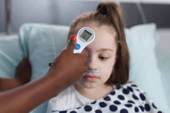 关闭医疗护士测量生病了女孩身体温度现代温度计