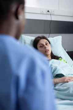 女人疾病低热点;饱和私人医院病房护士