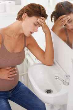感觉生病了怀孕了女人苦苦挣扎的早....病浴室