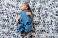 新生儿婴儿蓝色的连身裤说谎针织毯子