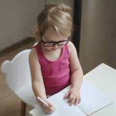 小有趣的女孩眼镜写作画表格