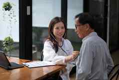 听诊器考试有吸引力的快乐的亚洲女医生听上了年纪的听诊器