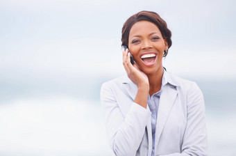 <strong>笑声</strong>海洋微风漂亮的非洲美国女人令人愉快的谈话在户外