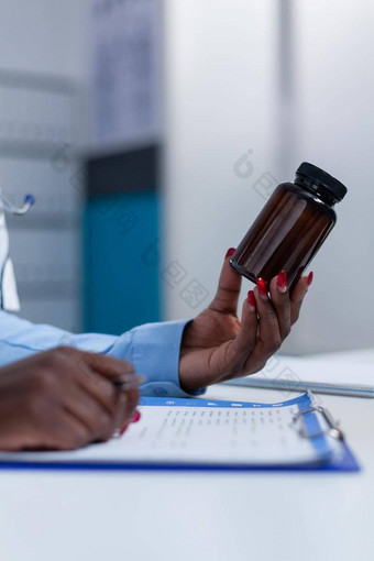 关闭医院一般医生专家持有瓶医学检查症状列表