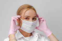 医生把面具特写镜头肖像医疗工作人员女人保护面具孤立的白色背景医疗保健美容医疗概念