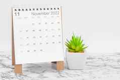 11月桌子上日历植物大理石表格