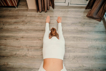 成人运动女人白色紧身衣裤执行人群练习地板上高加索人女人按摩泡沫辊工具缓解张力回来缓解肌肉疼痛概念物理治疗伸展运动培训