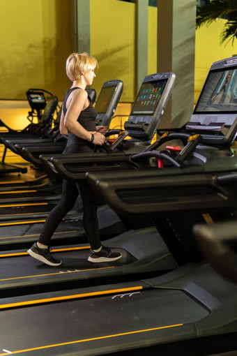模拟器跟踪锻炼活跃的跑步机锻炼适合健身房慢跑健康女运行室内健康行动