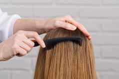 女人头发护理理发师使发型年轻的女孩美沙龙