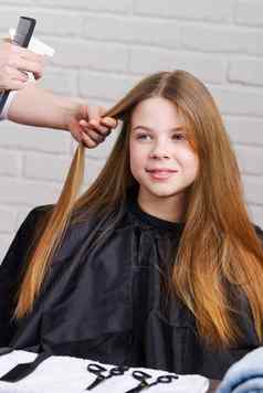 理发师使头发可爱的女孩头发沙龙年轻的女孩理发师