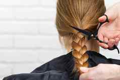 女人头发捐款人癌症概念头发捐赠切割长编织头发