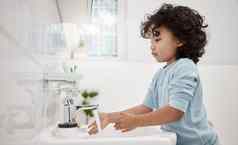 孩子们手清洁拍摄可爱的男孩洗手利用浴室首页