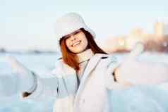 女人冬天衣服走雪冷假期新鲜的空气