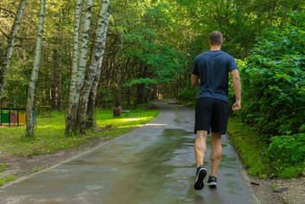 男人。运动员运行公园在户外森林橡木树绿色草年轻的持久的运动运动员健康的森林健身耐力人运动森林男人。秋天春天跑步者延伸