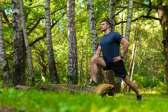 年轻的<strong>持久</strong>的运动运动员伸展运动森林在户外森林橡木树运行体育运动锻炼慢跑者运动健康马拉松树成人距离延伸