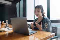 女学生研究咖啡馆咖啡商店移动PC学习在线大学考试