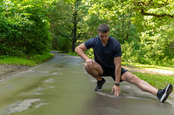 年轻的持久的运动运动员伸展运动森林在户外森林橡木树运行跑步者自然健身慢跑者运动人慢跑森林男人。秋天运行脚延伸