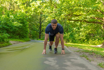 男人。运动员运行公园在户外森林橡木树绿色草年轻的持久的运动运动员健康的森林锻炼适合慢跑慢跑休闲春天伸展运动延伸