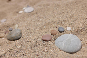 石头把人类脚<strong>形状沙子</strong>热夏天一天海岸线桑迪海滩