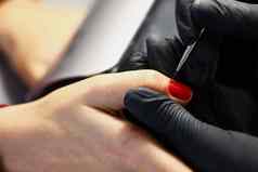 专业指甲修饰师封面客户指甲红色的颜色波兰的刷新修指甲