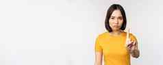 肖像亚洲女人愤怒的显示停止禁止手势禁忌标志禁止smth站黄色的T恤白色背景