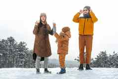 快乐家庭走冬天在户外雪