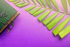 神圣的圣经交叉棕榈叶子紫色的背景神圣的周概念
