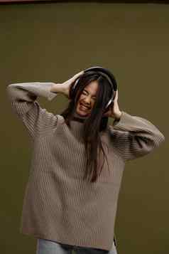 年轻的女人耳机听音乐情绪孤立的背景