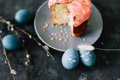 复活节蛋糕装饰色彩斑斓的鸡蛋柳树分支机构快乐复活节假期概念