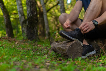 男人。系鞋带公园在户外森林橡木树绿色草年轻的持久的运动运动员运行运动员锻炼运动健康马拉松公园休闲春天伸展运动延伸