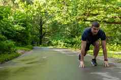 男人。运动员运行公园在户外森林橡木树绿色草年轻的持久的运动运动员健康的体育运动森林健身年轻的健康马拉松公园成人休闲跑步者延伸
