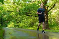 男人。运动员运行公园在户外森林橡木树绿色草年轻的持久的运动运动员健康的跑步者锻炼锻炼慢跑者培训健康慢跑森林秋天身体运行距离延伸