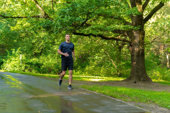 男人。运动员运行公园在户外森林橡木树绿色草年轻的持久的运动运动员运行体育运动锻炼户外年轻的慢跑森林幸福夏天能源脚延伸