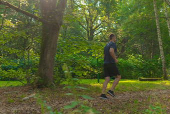 男人。运动员运行公园在户外森林橡木树绿色草年轻的持久的运动运动员运动员森林生活方式户外运动腿运动夏天运行距离延伸