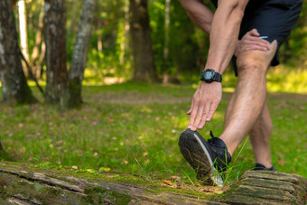 年轻的持久的运动运动员伸展运动森林在户外森林橡木树跑步者自然健身慢跑者适合娱乐马拉松幸福运行伸展运动延伸