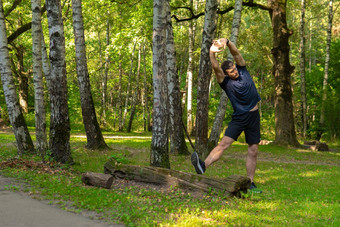 年轻的<strong>持久</strong>的运动运动员伸展运动森林在户外森林橡木树运行跑步者<strong>自然</strong>锻炼慢跑者适合人慢跑秋天休闲春天跑步者延伸