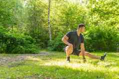 年轻的持久的运动运动员伸展运动森林在户外森林橡木树活跃的锻炼小道运动娱乐慢跑森林幸福秋天休闲脚延伸