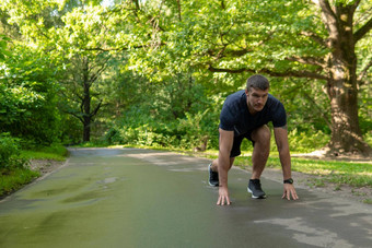 男人。运动员运行公园在户外森林橡木树绿色草年轻的持久的运动运动员体育运动锻炼健身慢跑者培训腿森林幸福夏天身体春天脚延伸