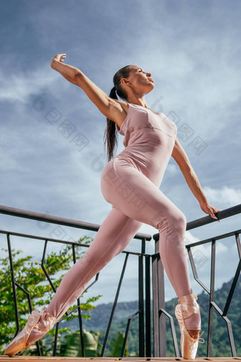 年轻的适合芭蕾舞女演员尖<strong>伸展</strong>运动站<strong>脚趾</strong>蓝色的天空