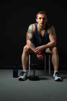 男人。黑色的背景哑铃泵健身肌肉重量锻炼提升生活方式运动型的家伙适合