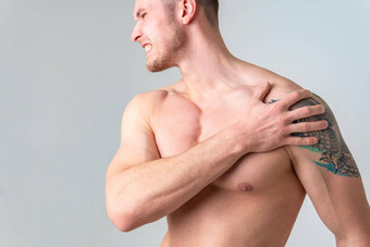 痛肩膀联合肌肉白色男人。白色背景疼痛受伤生病的男人。背景成人疾病持有触碰腰椎病回来遭受有吸引力的